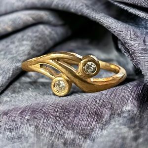 Vintage 1985 Avon soft sweep crystal pinky ring